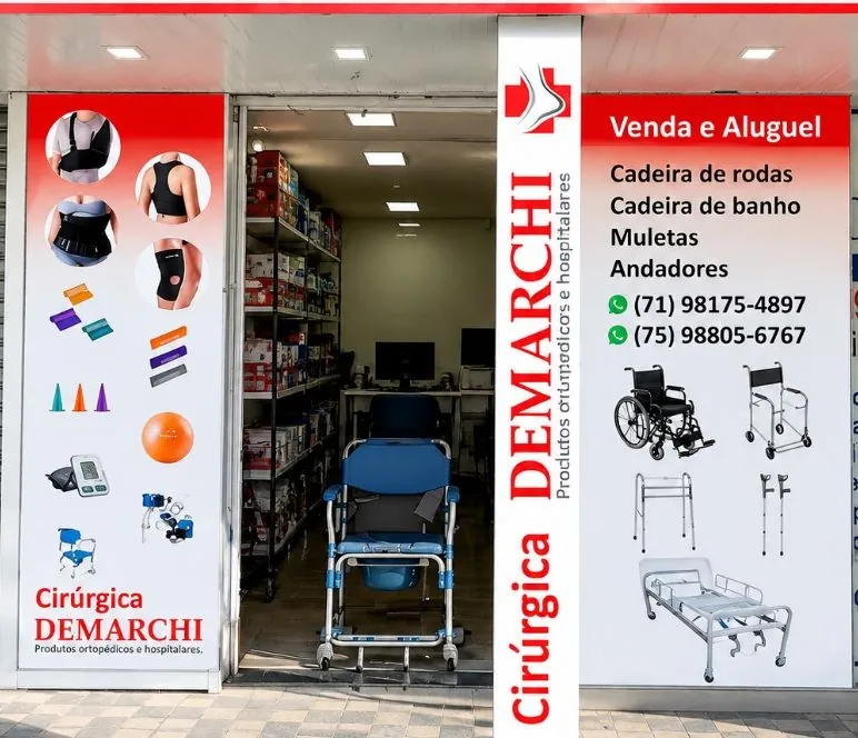 Fachada da Cirúrgica Demarchi em Pitangueiras, Lauro de Freitas, com a porta aberta e prateleiras de produtos ao fundo